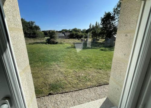 Petite Maison avec Menhirs et Moutons Ouessant in Plouec-du-Trieux