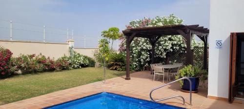 Modern 3 Bedroom Villa with Pool & Garden, Ideal for Families in โล เมดิโก