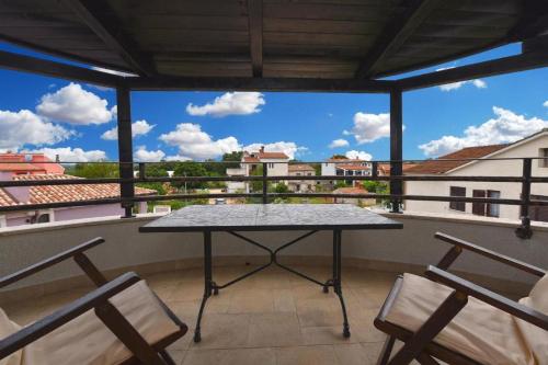 Cozy flat with balcony pool access and full amenities - image 4