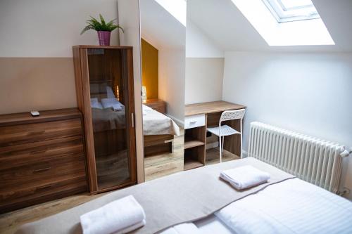 Central 3bdr penthouse with terrace&AC, Praha (fotografie 5)