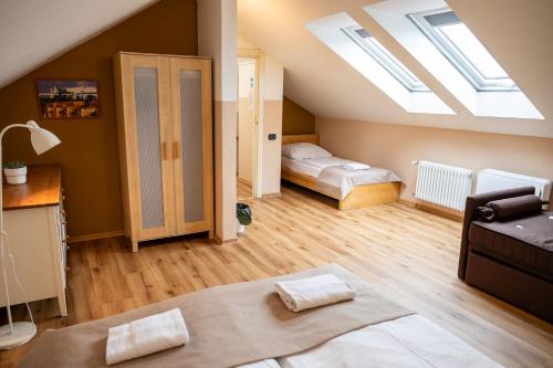 Central 3bdr penthouse with terrace&AC, Praha (fotografie 9)