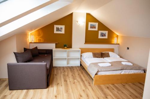 Central 3bdr penthouse with terrace&AC, Praha (fotografie 7)
