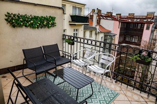 Central 3bdr penthouse with terrace&AC, Praha (fotografie 6)