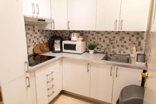 Central 3bdr penthouse with terrace&AC, Praha (fotografie 8)