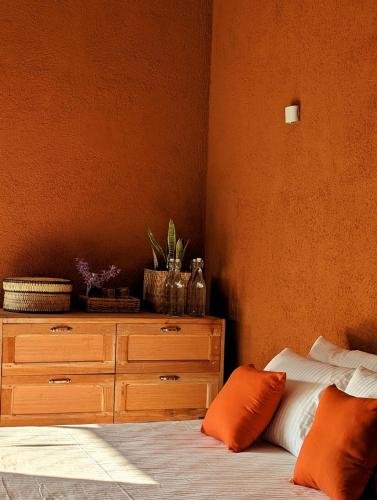 Villa with Private Pool 12 mins walk to Beach - image 2
