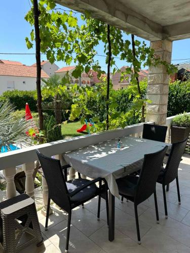 Dārzs, DUBROVNIK - IVANICA: “SUNNYHILLS APARTMENTS” WITH POOL in Ivanica
