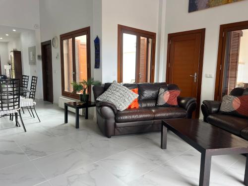Modern 3 Bedroom Villa with Pool & Garden, Ideal for Families in โล เมดิโก