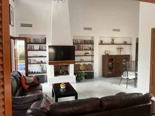 Modern 3 Bedroom Villa with Pool & Garden, Ideal for Families in โล เมดิโก
