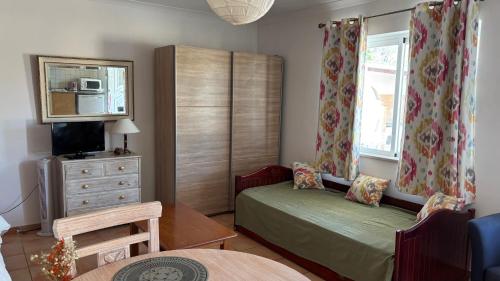 1 queen bed, 2 twin beds
