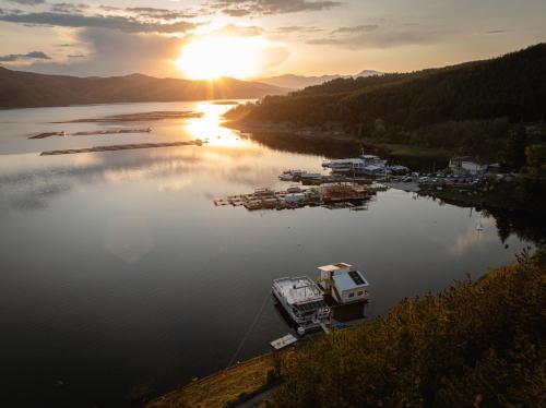Skats, Плаващи къщи Райски кът язовир Кърджали (Плаващи къщи Раиски кът язовир Кърджали) in Glavatartsi