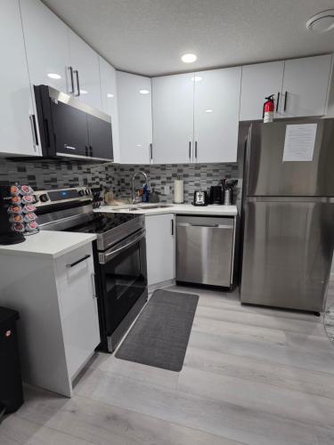 Elegant & Cozy 2 Bdrm Basement suite near WEM & Misericordia in Acheson (AB)