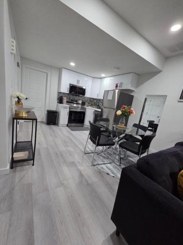 Elegant & Cozy 2 Bdrm Basement suite near WEM & Misericordia in Acheson (AB)