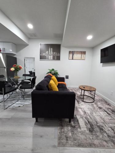 Elegant & Cozy 2 Bdrm Basement suite near WEM & Misericordia in Acheson (AB)