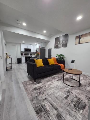 Elegant & Cozy 2 Bdrm Basement suite near WEM & Misericordia in Acheson (AB)