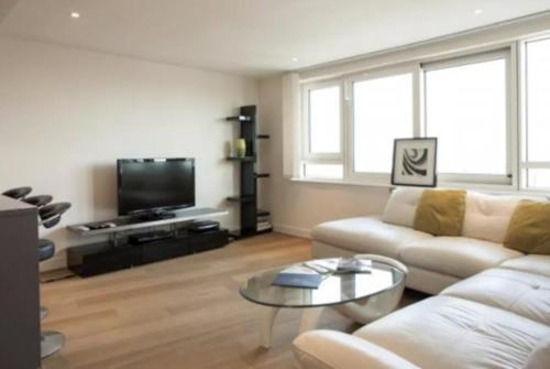 Luxury modern 2BD flat in centre