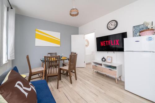 Modern 2 bed East London home by Rebby Properties sleeps 5 near Canning Town station - Leamouth Road