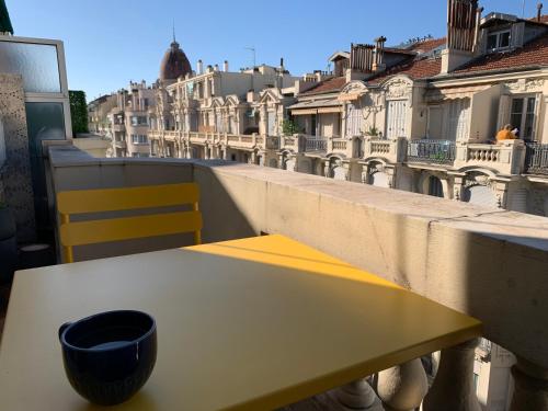 Lumineux Studio dernier étage avec terrasse, proche mer, Nice