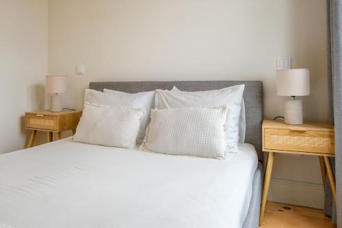 Art Deco 32 Luxury 2BR Apartment Downtown Metro AC - image 3