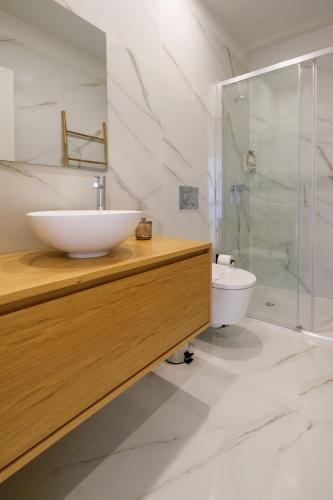 Art Deco 42 Luxury 2BR Apartment Downtown Metro AC - image 5