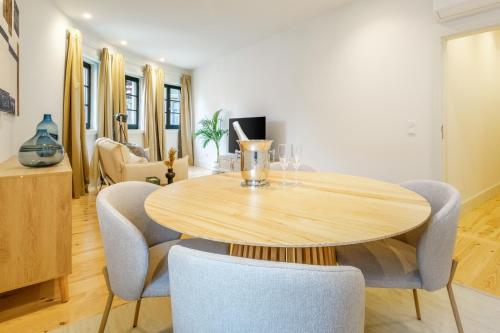 Art Deco 12 Luxury 2BR Apartment Downtown Metro AC - image 4