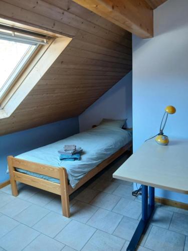 Grande chambre au coeur de la gaume - Chambre 1 - 2ème étage (Grande chambre au coeur de la gaume - Chambre 1 - 2eme etage) in Latour