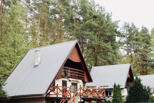 Bajkowe Chatki domki letniskowe nad jeziorem Narie