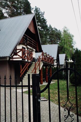 Bajkowe Chatki domki letniskowe nad jeziorem Narie
