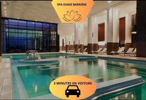 泳池, -L'émeraude de Louis XVI- Idéal pour Couple-Solo-Pro 8min de Paris-1min de la gare (-L'emeraude de Louis XVI- Ideal pour Couple-Solo-Pro 8min de Paris-1min de la gare) in 昂吉安萊班