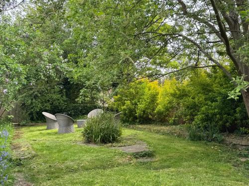 Peaceful Home in Surbiton, Surrey, UK near Chessington World of Adventure & Wimbledon with free parkings gîte à louer Malden Manor Railway Station