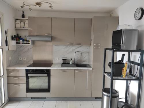 Kitchen, T2 Vue mer, Jardin clos, Village vacances Cap Esterel St Raphael in Saint-Raphael