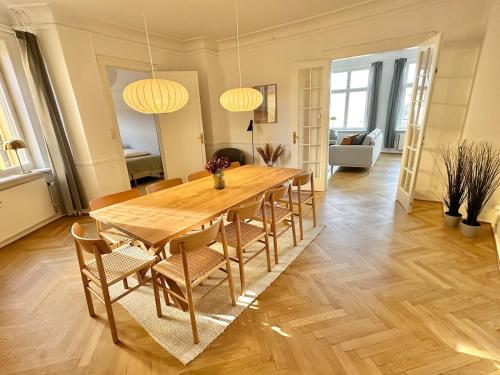 Deluxe 4 Bedrooms 180 m2 Canal View Prime Location, Kodaň (fotografie 2)
