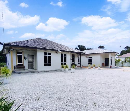 65 négyzetméteres, 2 hálószobás Ház 2 fürdőszobával Durian Tunggal területén (Mukmin 2 Stay) in Durian Tunggal