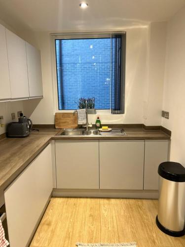 Spacious Central Manchester Apartment - Next To AO Arena & Picadilly Station - Local Attractions - Free Parking, Manchester (photo 5)
