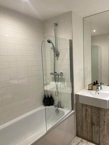 Spacious Central Manchester Apartment - Next To AO Arena & Picadilly Station - Local Attractions - Free Parking, Manchester (photo 11)