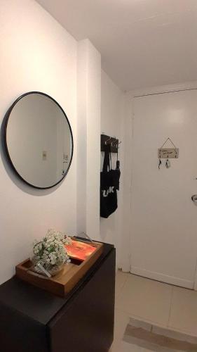 One-Bedroom Apartment image 3