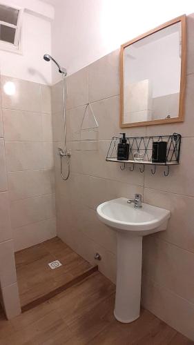 One-Bedroom Apartment image 7
