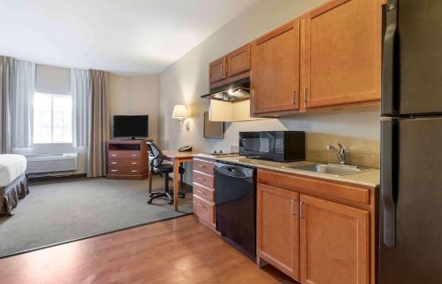 ห้องครัว, เอ็กซ์เทนเดด สเตย์ อเมริกา - บาร์เทิลส์สวิลล์ - ไฮเวย์ 75 (Extended Stay America Suites - Bartlesville - Hwy 75) in บาร์เทิลสวิลล์ (OK)