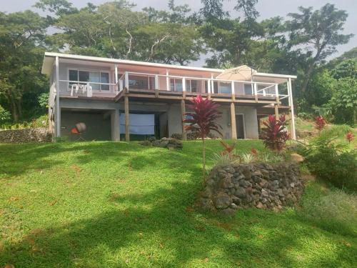 Waterfront modern 3br home Vale Ni Vonu in โคโรโว