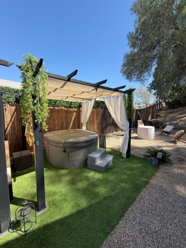 อ่างแช่น้ำร้อน, Casita Needles with Jacuzzi, Firepit, Boat Parking in นีเดิลส์ (CA)