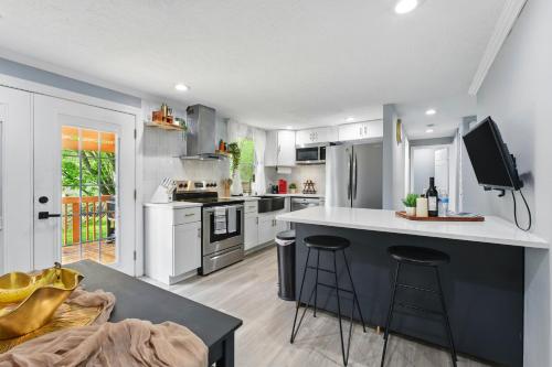 Cozy Winter 4BR Near DC with Firepit & Cocoa Bar in Waldorf (MD)