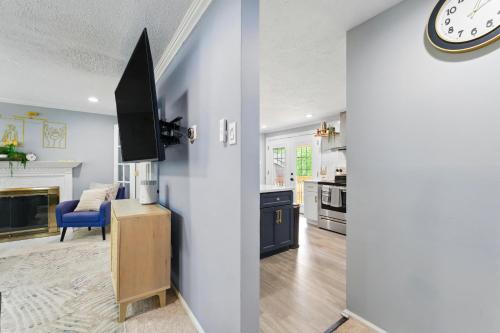 Cozy Winter 4BR Near DC with Firepit & Cocoa Bar in Waldorf (MD)