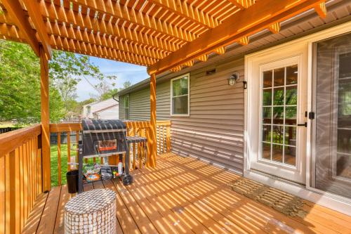 Cozy Winter 4BR Near DC with Firepit & Cocoa Bar in Waldorf (MD)