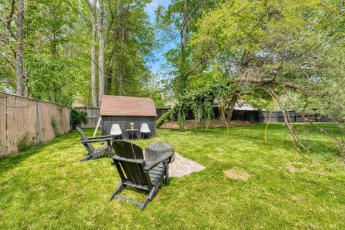 Cozy Winter 4BR Near DC with Firepit & Cocoa Bar in Waldorf (MD)