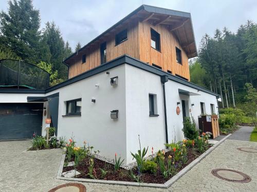 ทัศนียภาพภายนอกโรงแรม, Waldblick - modern wohnen - direkt am Wald - zentrale Lage - Ruhe genießen - Parkplätze (Waldblick - Neubau - Self-Check-In - kein Verkehr - am Wald - Parkplatze vor Tur - apartment or doub) in รัม