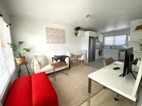 Own sunny quiet haven, own 1 bedroom house & garden with car park, central to Airport, CBD & Sylvia Park Mall, Окленд (фото 7)