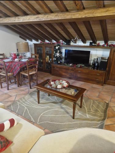 Iekārtas, La loggia sulle Apuane in Tresana