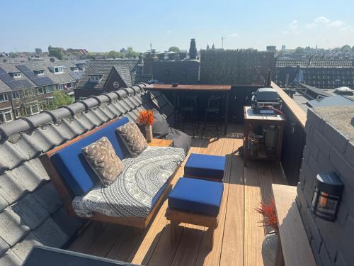 Tastefull double story 2 bedroom appartment/house in Planetenwijk