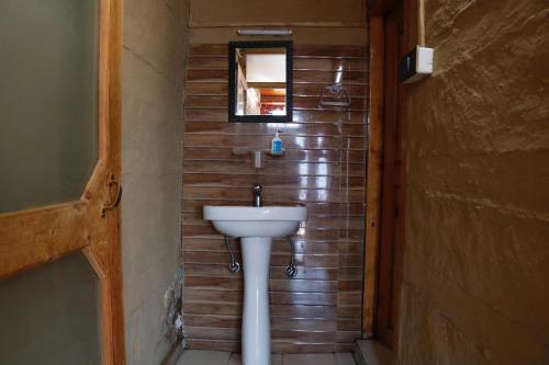 Fürdőszoba, Tirthan Highs in Chippni