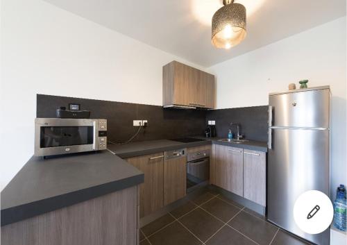 Kitchen, Domaine Blue Park 2 pieces, piscine, jardin prive, climatisation, parking et vue in Laval