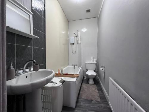 Cheerful 5 Bedroom House Close to Central West End and Parking, Glasgow (photo 3)
